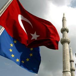 Die türkische und die EU-Flagge sind in Istanbul zu sehen (Archivbild).