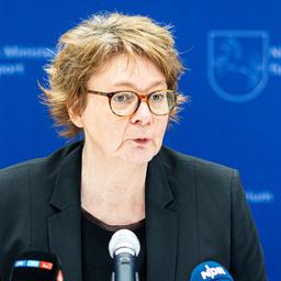 Daniela Behrens spricht auf einer Pressekonferenz.