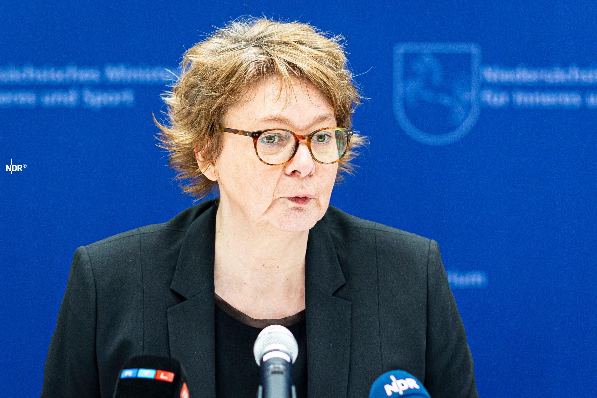 Daniela Behrens spricht auf einer Pressekonferenz.