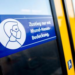 Ein Schild mit der Aufschrift "Zustieg nur mit Mund-Nasen-Bedeckung" klebt an der Zugtür einer Regio-S-Bahn der NordWestBahn im Oldenburger Hauptbahnhof.