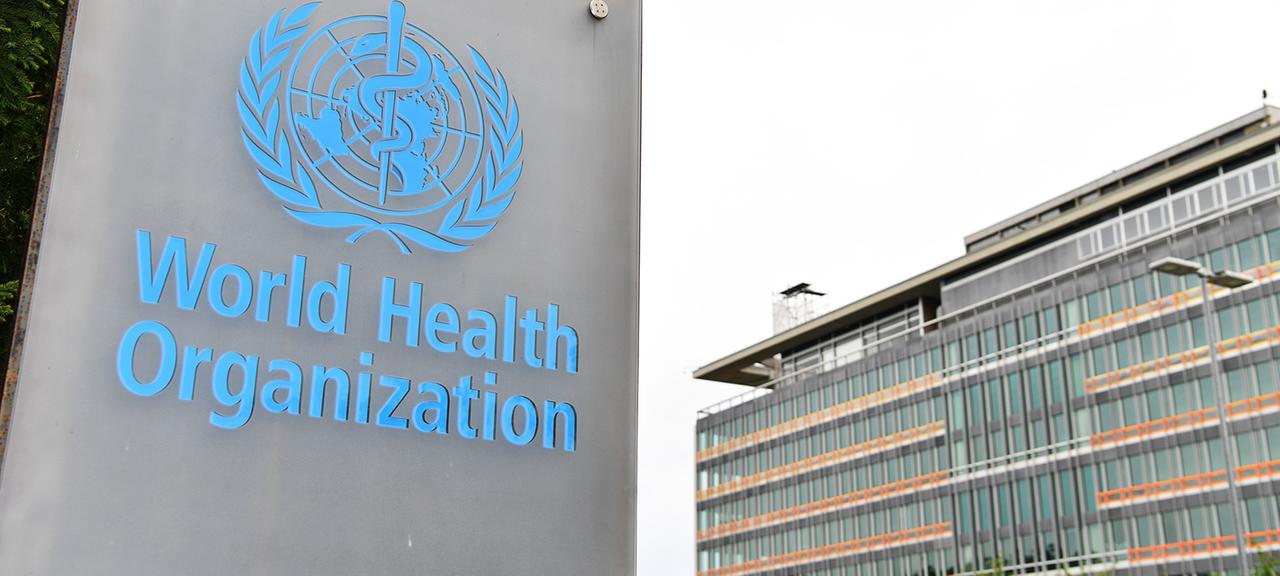 Ein Logo der Weltgesundheitsorganisation (WHO) vor dem Hauptquartier der Weltgesundheitsorganisation in Genf.