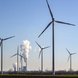 Braunkohlekraftwerk und Windräder