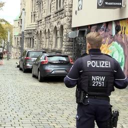 Einsatzkräfte der Polizei stehen am Rabbinerhaus bei der Alten Synagoge in Essen.
