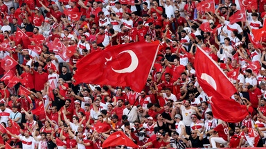 Fans der türkischen Mannschaft am 26.06.2024 im Volksparkstadion Hamburg bei dem Vorrundenspiel Tschechien - Türkei