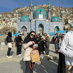 Thailändische Touristen besuchen den Kart-e-Sakhi-Schrein in Kabul. (Archivfoto: 25.03.2024)