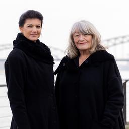 Sahra Wagenknecht und Alice Schwarzer stehen im Rheinauhafen am Rhein. 