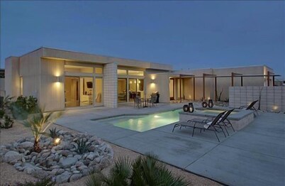 Modern Living with Mountain Views, Pool, Hot Tub, Near Downtown