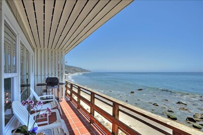 Exclusive Oceanfront Cottage on Dry Sandy Carbon Beach - Seal