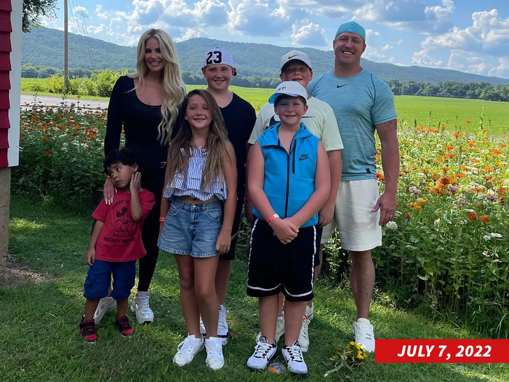 Kim Zolciak and kroy Biermann with family instagram