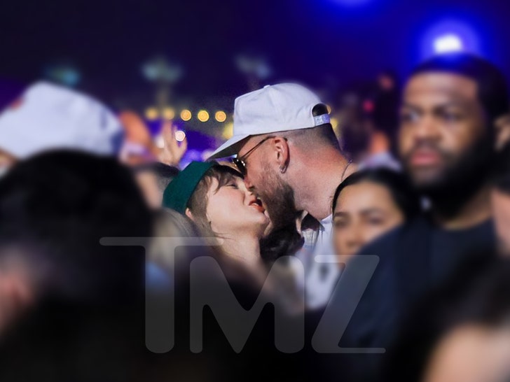 taylor swift  travis kelce kissing