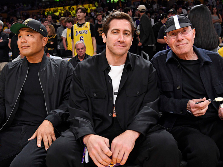 jake gyllenhaal at lakers