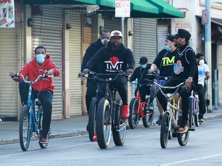 Floyd Mayweather's Entourage Rides Bikes Through LA