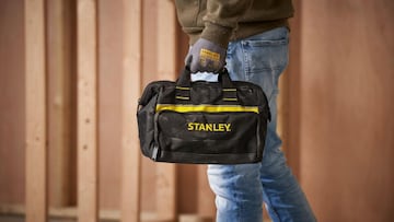 Bolsa de herramientas cerrada Stanley 1-93-330 en Amazon con asas resistentes y ocho bolsillos