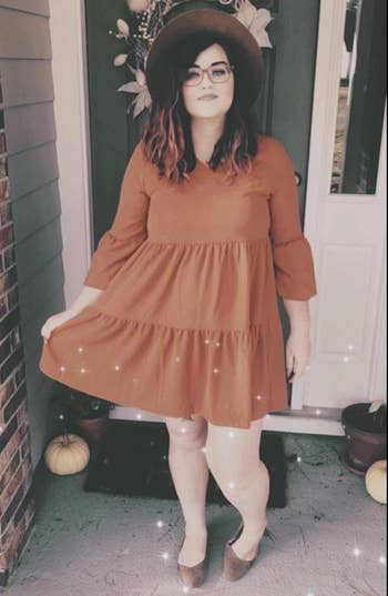 Reviewer in orange tiered dress 