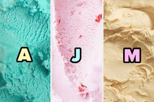 Tres cremas de helado: una azul con la letra A, una rosa con la letra J y una beige con la letra M