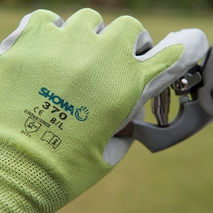 Showa green nitrile gardening gloves 370 - wet and dry grip