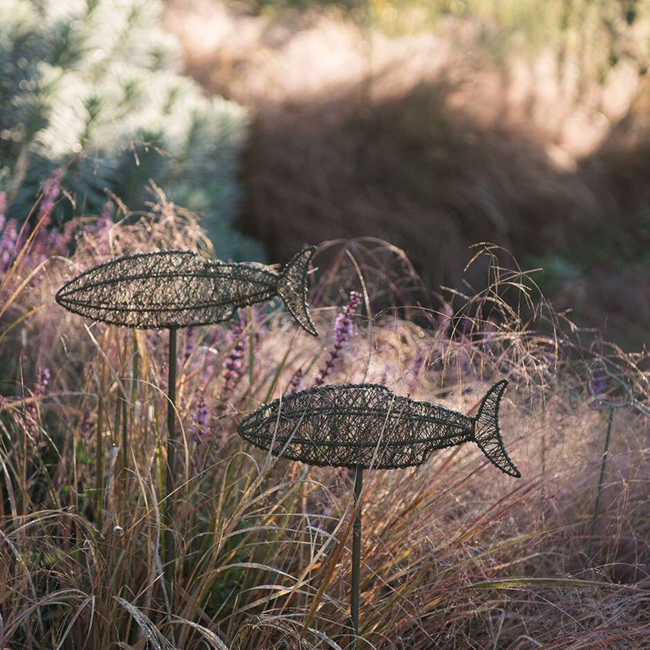 Wire fish on a stake - green