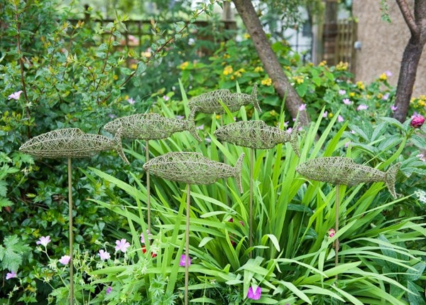 Wire fish on a stake - green