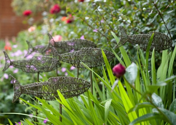 Wire fish on a stake - green