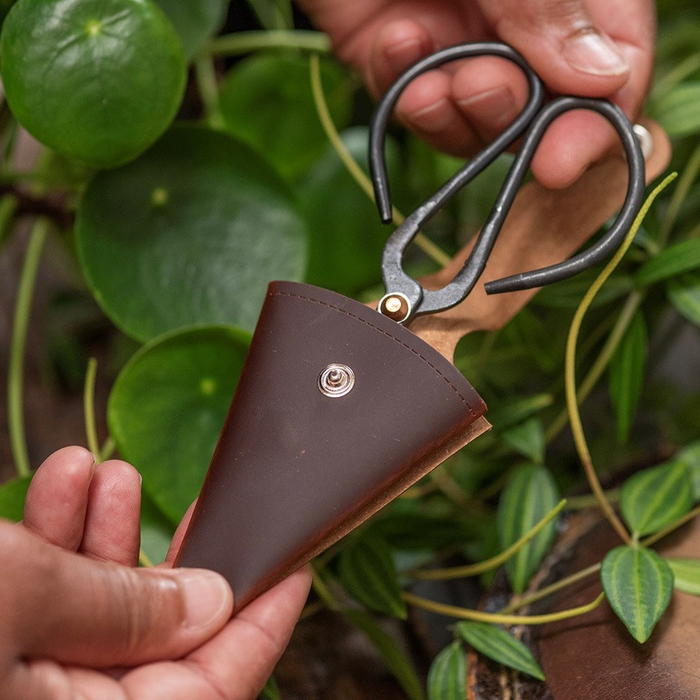 Small steel scissors with leather pouch