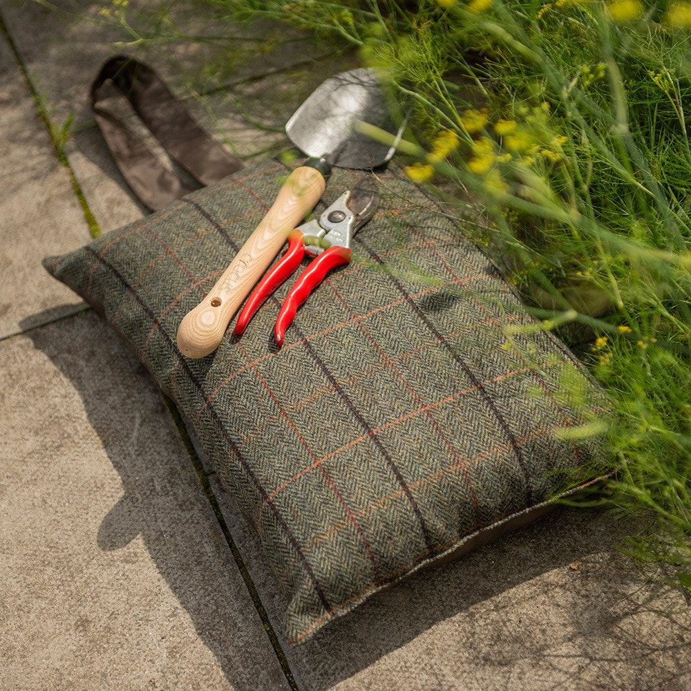 Tweed garden kneeler - green