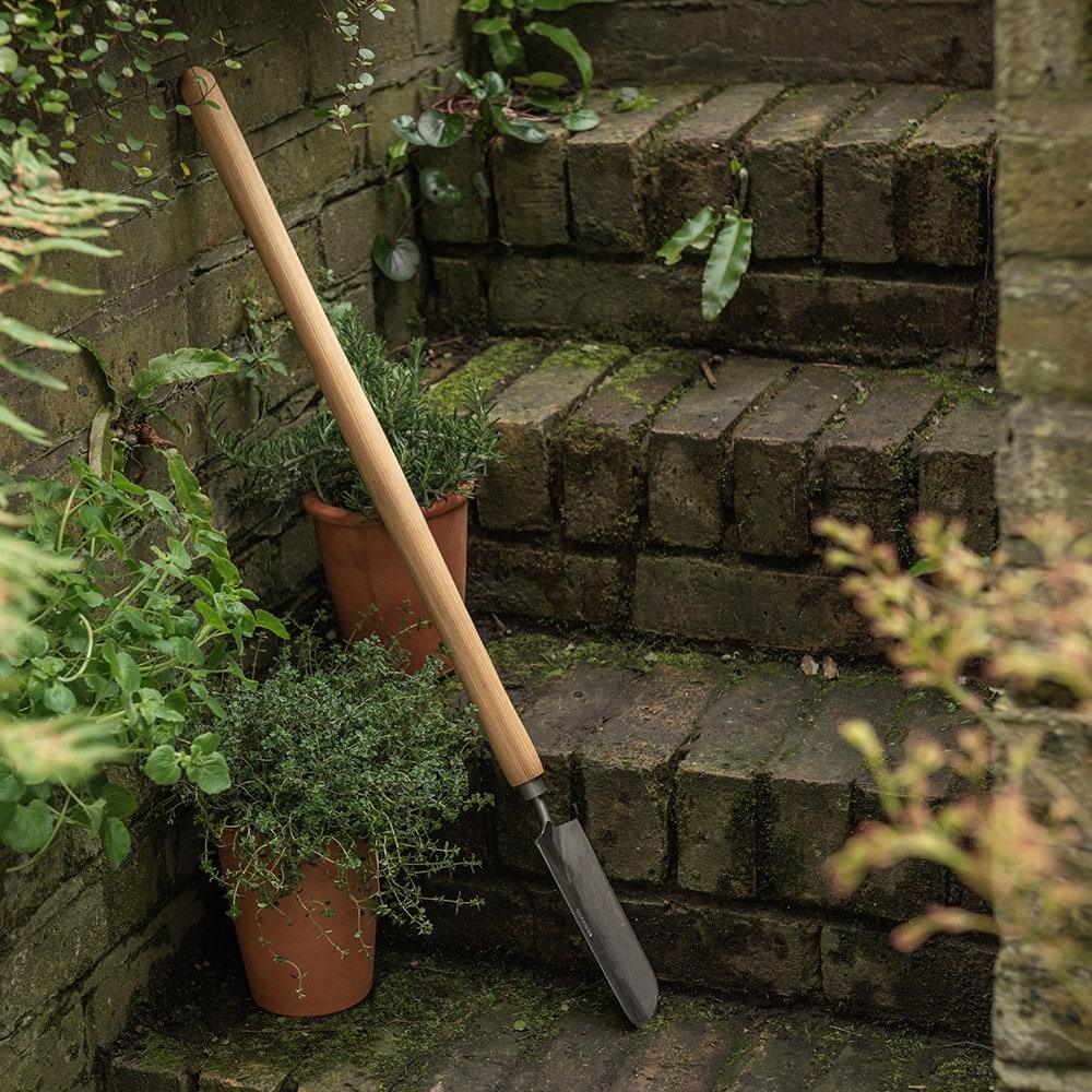 Sneeboer great dixter trowel with long handle