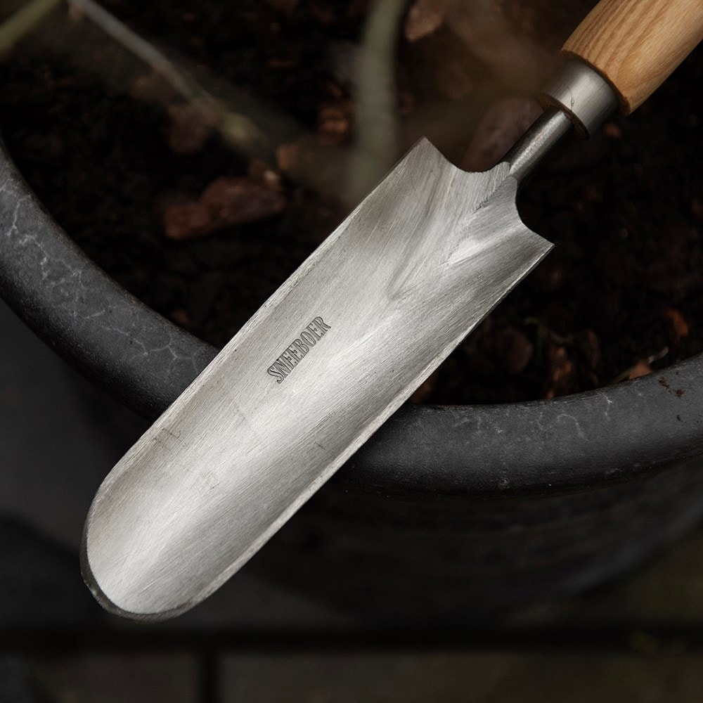 Sneeboer great dixter trowel with long handle