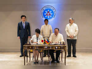 Japan and the Philippines sign a defense pact in the face of shared alarm over China