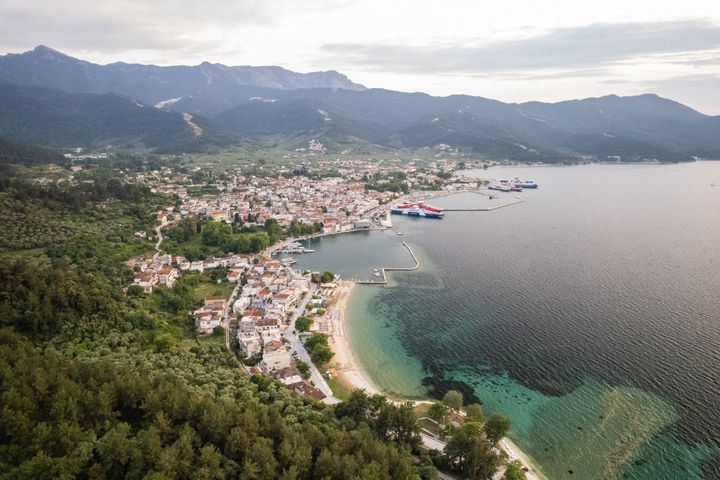 Εικόνες από drone δείχνουν την περιοχή του «λιμένα» στη Θάσο, στη βόρεια Ελλάδα. (Photo by Achilleas Chiras/NurPhoto via Getty Images)