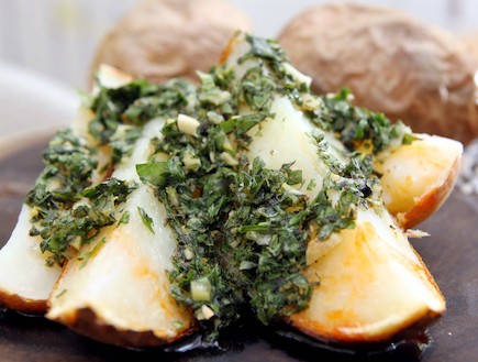 תפוחי אדמה מדורה עם סלסה ורדה (צילום: עודד קרני)