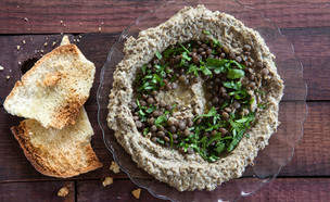 ממרח עדשים שחורות (צילום: אסף רונן, mako אוכל)