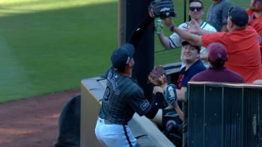 Brandon Nimmo makes catch, shakes fan's hand