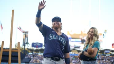 Justin Turner honored pregame in return to LA