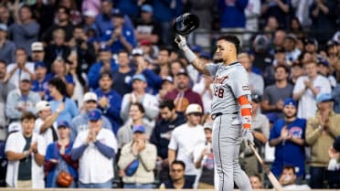 Javier Báez receives a standing ovation in Chicago