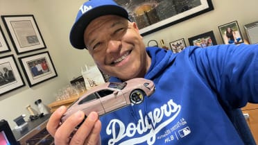 Shohei Ohtani gifts Dave Roberts a toy Porsche