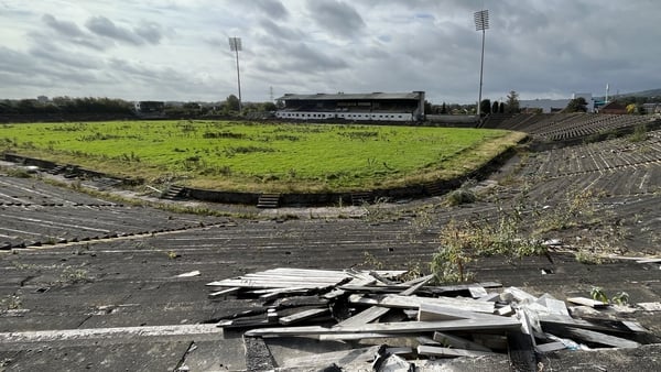 Tá Páirc CLG Mhic Easmainn tréigthe le 11 bliain.