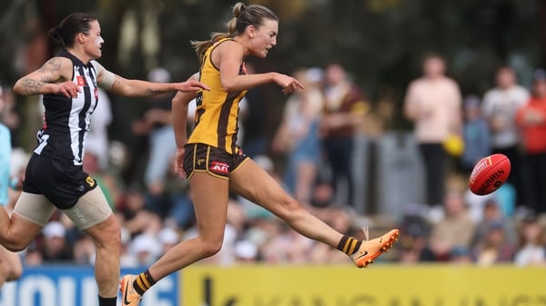 Áine McDonagh kicks a goal for Hawthorn against Collingwood