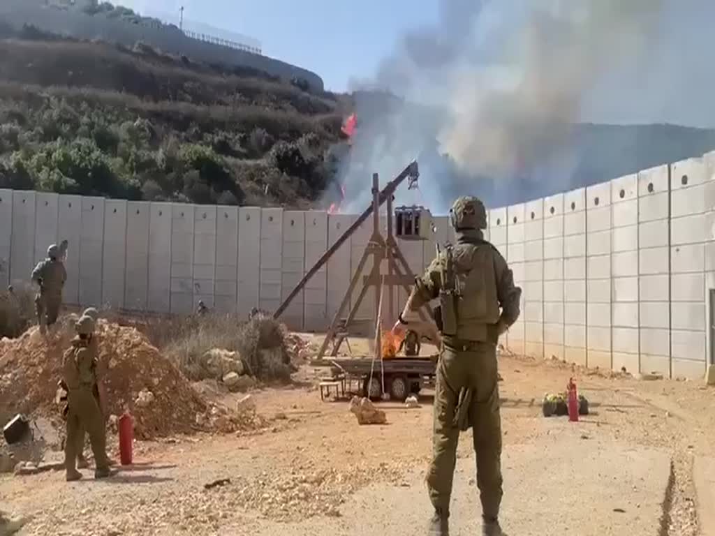 חיילי צהל משגרים כדורי אש