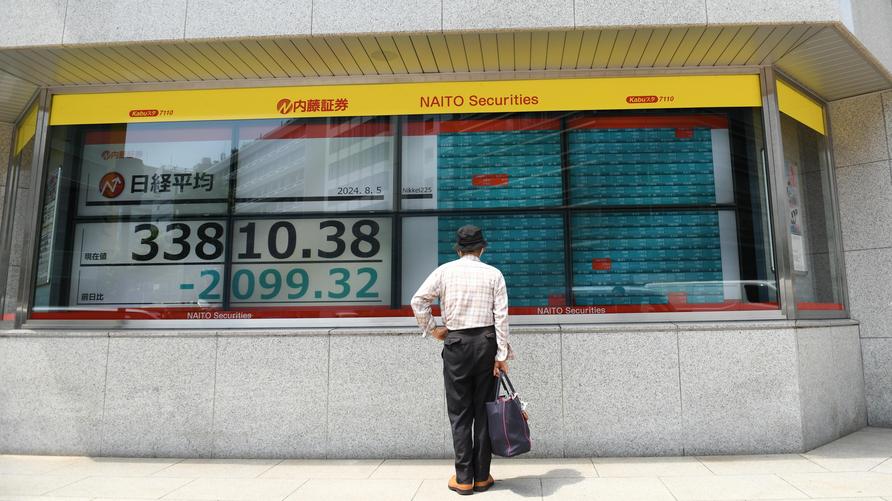 Wirtschaftseinbruch: An electronic stock board displays the Nikkei 225 Stock Average outside a securities firm in Tokyo, Japan, on Monday, Aug. 5, 2024. Japan's equity benchmarks slid almost 20% from record highs reached last month as investor confidence crumbled from the surge in the yen, tighter monetary policy and the deteriorating economic outlook in the US. Photographer: Noriko Hayashi/Bloomberg via Getty Images