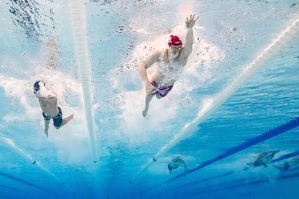 Schwimmen: Finale der 4x100m Lagen Staffel im August in Paris. Mit nur 2,15 Wassertiefe war das Pariser Olympia-Becken eher flach.