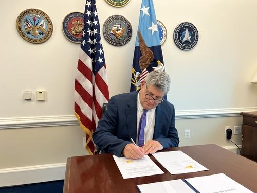 William LaPlante, U.S. under secretary of defense for acquisition and sustainment, signs the Security of Supply Arrangement between South Korea and the United States, at his office, in this undated photo provided by Seoul's Defense Acquisition Program Administration on Nov. 17, 2023. (PHOTO NOT FOR SALE) (Yonhap)