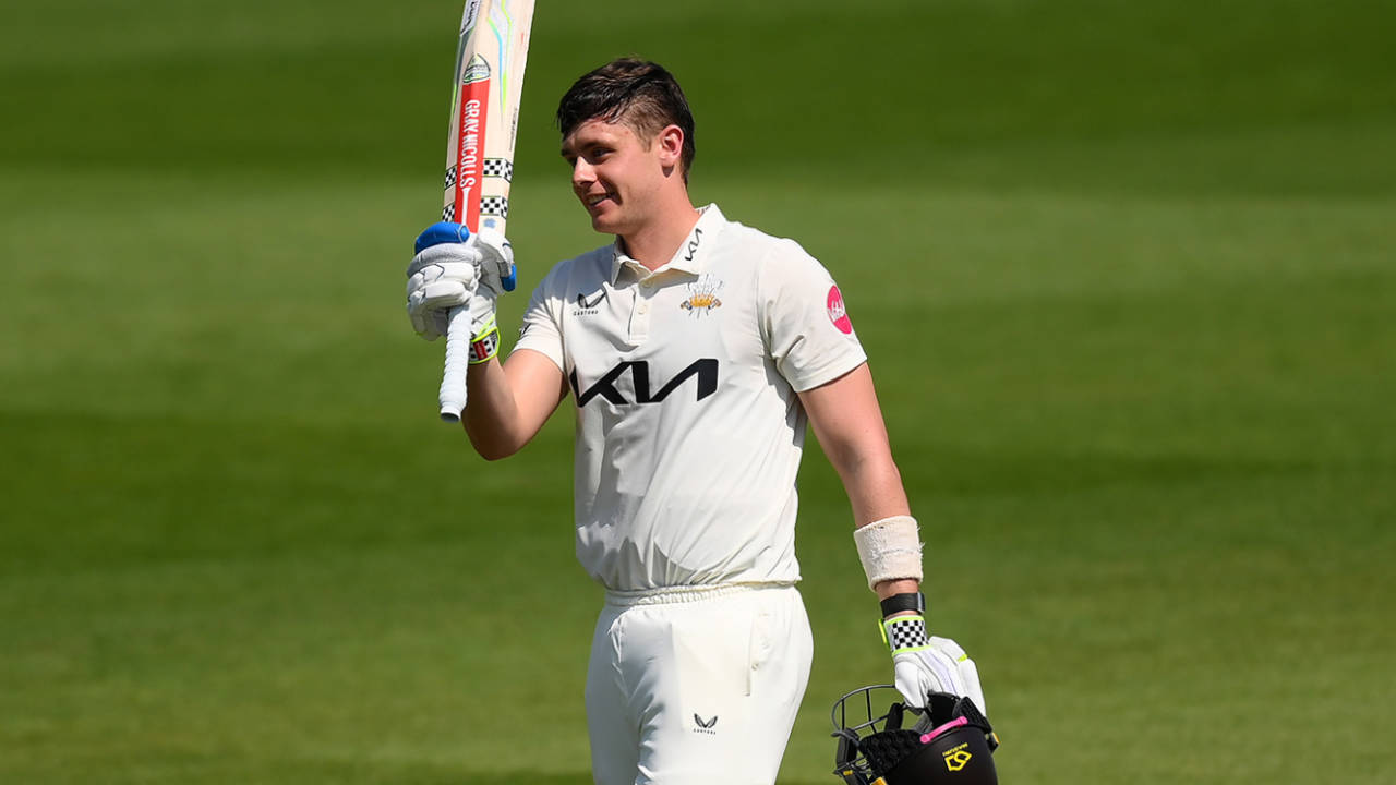 Jamie Smith acknowledges his hundred, Surrey vs Warwickshire, County Championship, Division One, The Oval, May 12, 2024