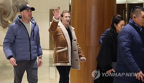 Meta CEO Mark Zuckerberg waves toward reporters upon arrival at the Seoul Gimpo Business Aviation Center in western Seoul on Feb. 27, 2024. Zuckerberg, who is on an Asian tour, is expected to hold talks on artificial intelligence with South Korean tech companies and meet with President Yoon Suk Yeol. (Pool photo) (Yonhap)