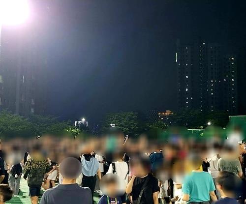 This photo, provided by an anonymous citizen, shows the crowd gathered at a public park in Yongin, south of Seoul, to watch South Korean football star Son Heung-min play a game on July 5, 2024. (PHOTO NOT FOR SALE) (Yonhap) 
