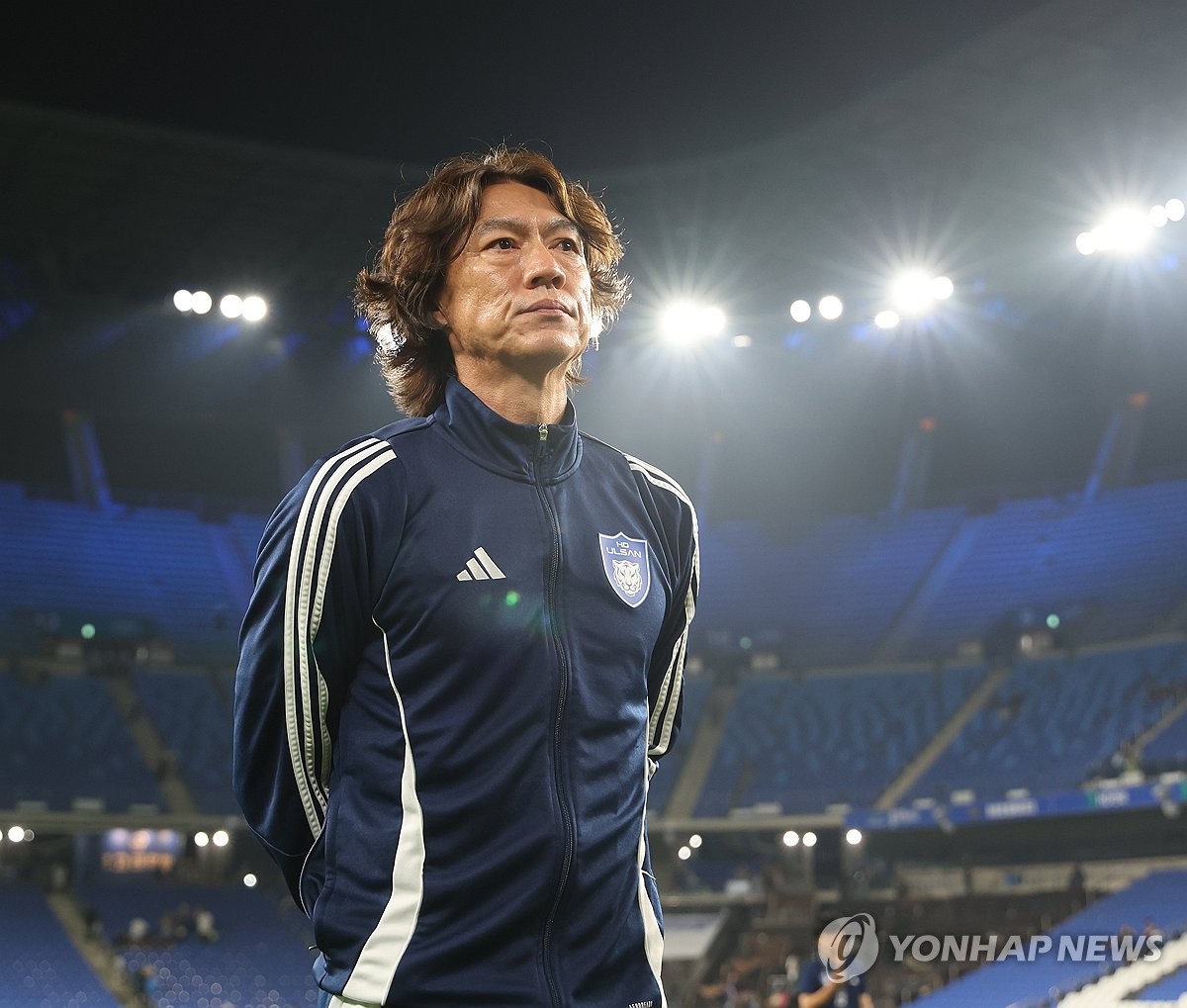 Ulsan HD FC head coach Hong Myung-bo stands in front of his club's supporters following a 1-0 loss to Gwangju FC in their K League 1 match at Munsu Football Stadium in the southeastern city of Ulsan on July 10, 2024. (Yonhap)