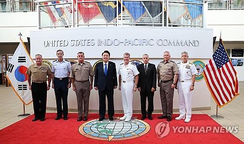 President Yoon Suk Yeol (4th from L) poses for a photo with U.S. commanders during his visit to Camp Smith, Indo-Pacific Command's headquarters in Hawaii, on July 9, 2024. (From L to R) Commander of the U.S. Marine Corps Forces Pacific William Jurney, Commander of Pacific Air Forces Kevin Schneider, Commander of U.S. Army Pacific Charles Flynn, Commander of Indo-Pacific Command Samuel Paparo, U.S. Ambassador to South Korea Philip Goldberg, Commander of U.S. Forces Korea Paul LaCamera and Commander of U.S. Pacific Fleet Stephen Koehler. (Yonhap)