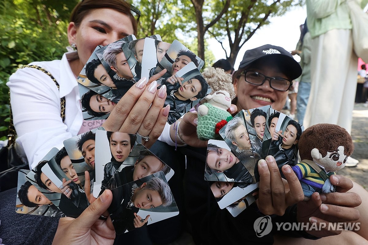 Thai fans of K-pop sensation BTS show off photo cards of BTS members during the 2024 BTS Festa -- an annual event hosted by BTS' agency, BigHit Music, to celebrate the band's debut anniversary -- at the Seoul Sports Complex in southern Seoul on June 13, 2024. (Yonhap)