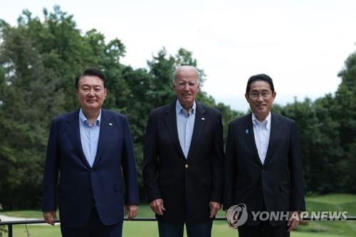 This Aug. 18, 2023, file photo shows South Korean President Yoon Suk Yeol (L), U.S. President Joe Biden (C) and Japanese Prime Minister Fumio Kishida at a luncheon following a trilateral summit at the Camp David presidential retreat in Maryland. (Pool photo) (Yonhap)