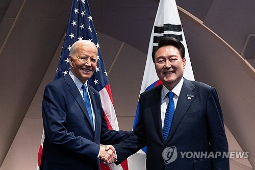 South Korean President Yoon Suk Yeol (R) and U.S. President Joe Biden pose for a photo at their meeting in Washington, D.C., on July 11, 2024, on the sidelines of the North Atlantic Treaty Organization summit. (Pool photo) (Yonhap)