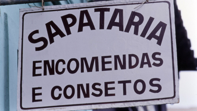 Flagrante de rua - placas, letreiros e cartazes, Cuiabá, Mato Grosso-MT, década de 1980. Foto de David Zingg/ Acervo Instituto Moreira Salles.